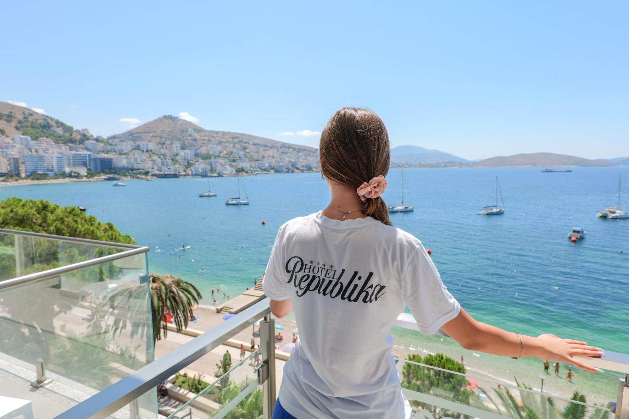 Republika Hotel Sarandë Exteriör bild