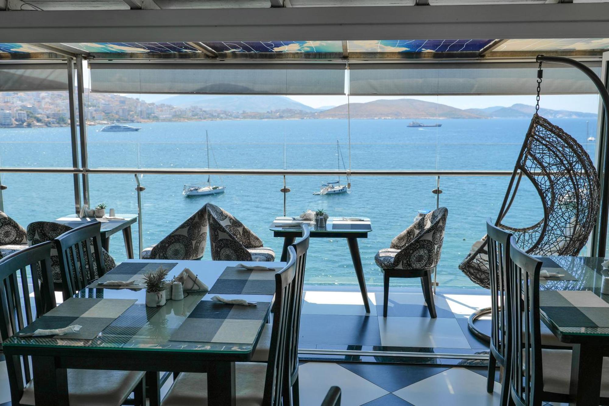 Republika Hotel Sarandë Exteriör bild