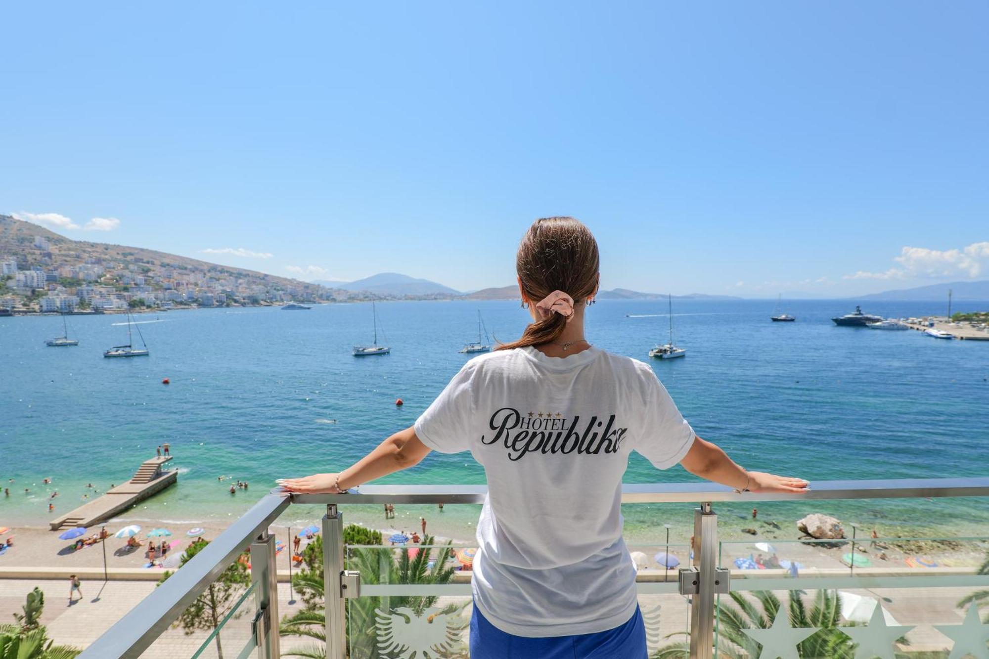 Republika Hotel Sarandë Exteriör bild