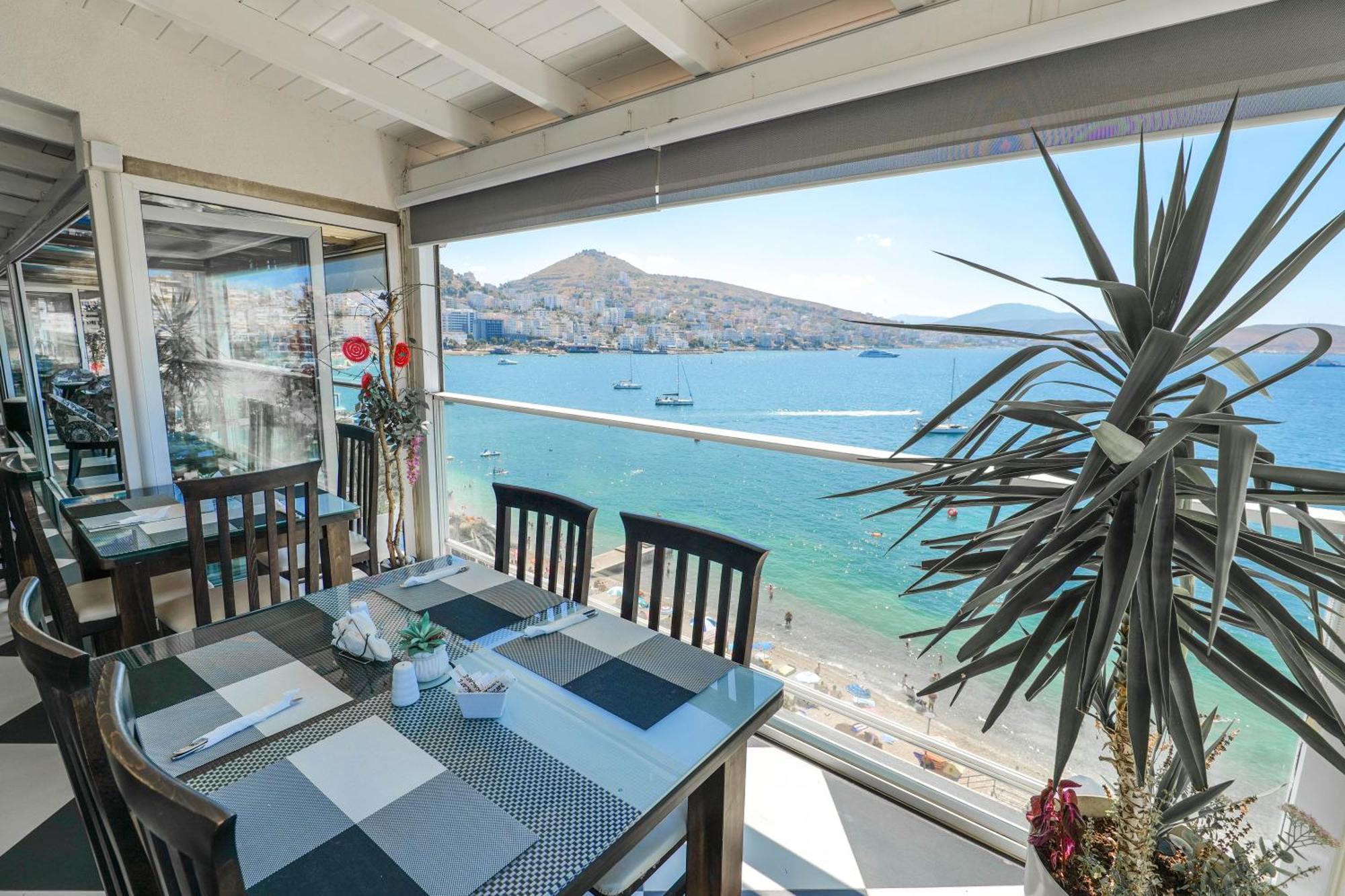 Republika Hotel Sarandë Exteriör bild