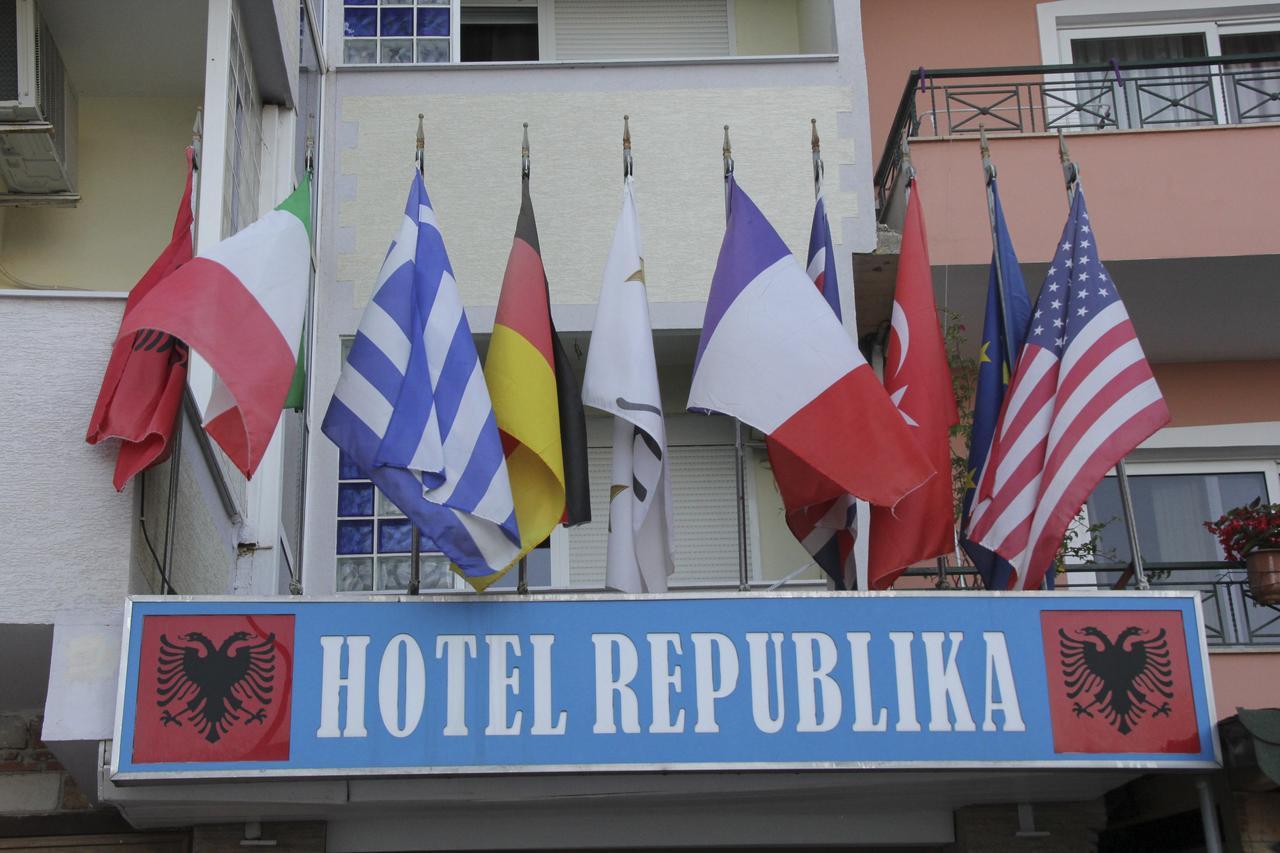 Republika Hotel Sarandë Exteriör bild
