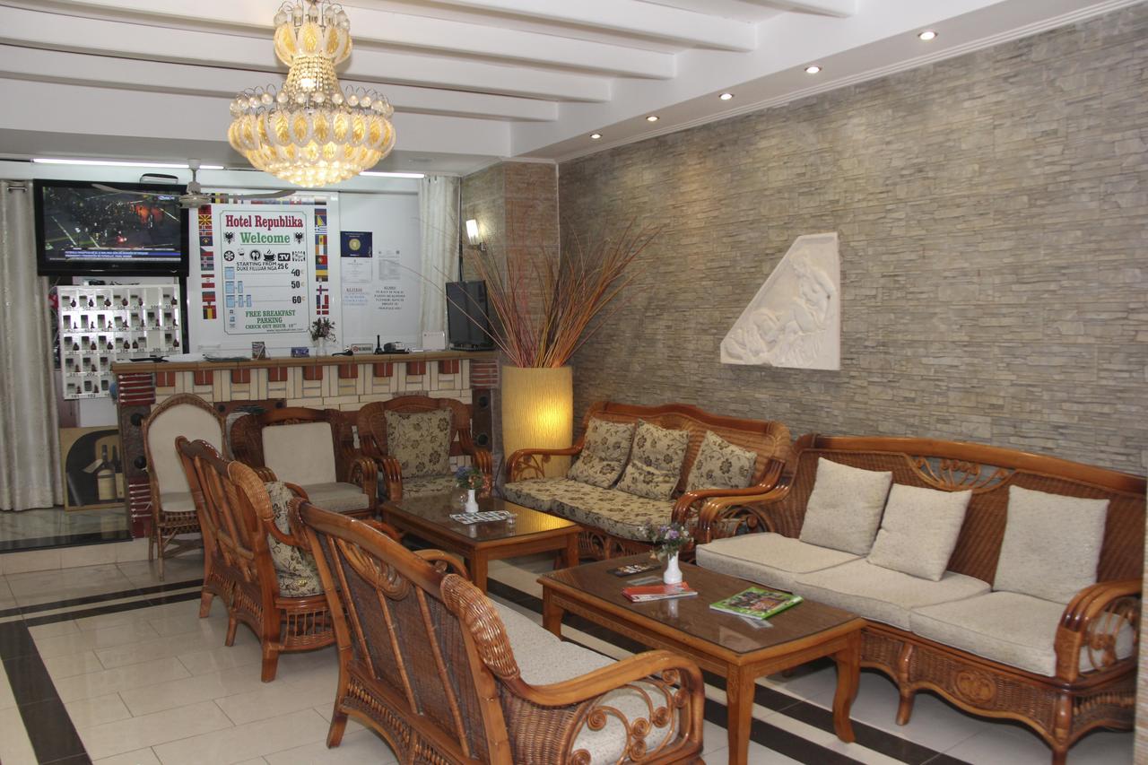 Republika Hotel Sarandë Exteriör bild